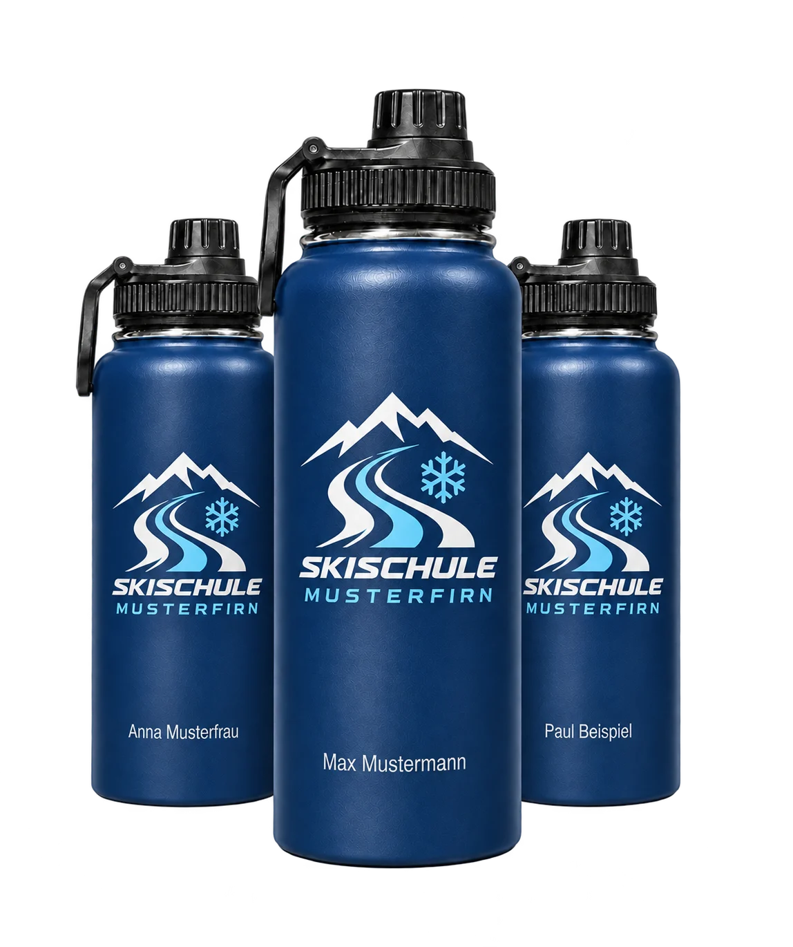 Drei dunkelblaue Sportflaschen mit Logo der fiktiven Skischule Musterfirn und einzeln gravierten Musternamen